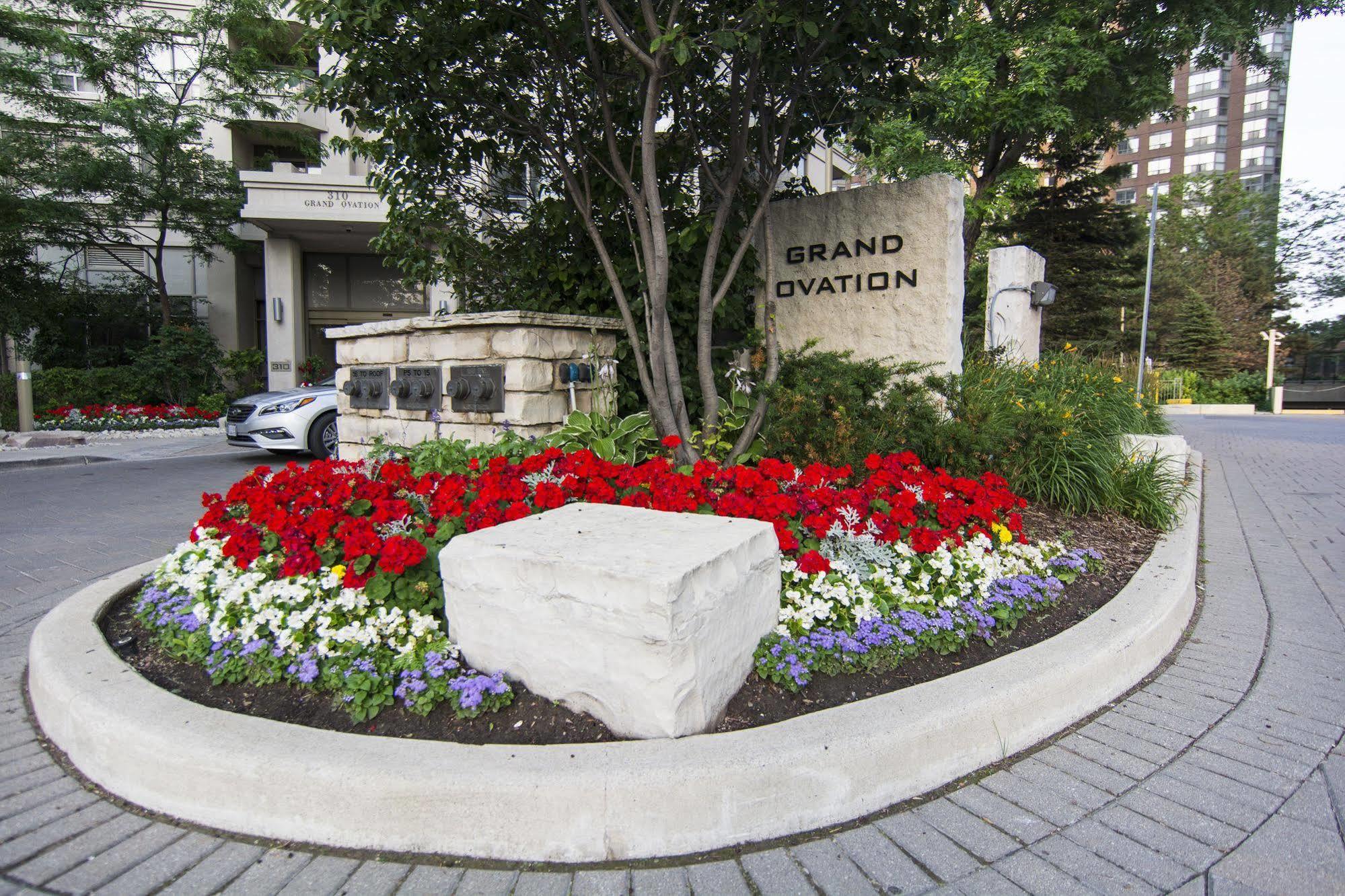Maplewood Suites - Square One Mississauga Luaran gambar